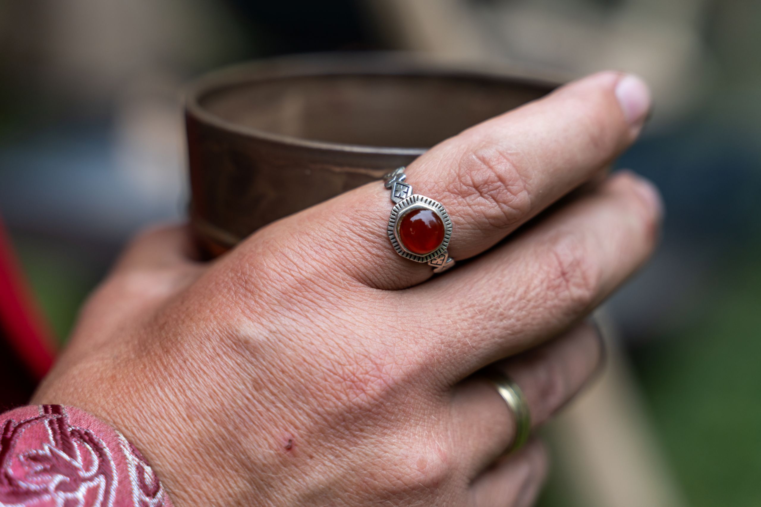 Detailaufnahme eine historischen Bechers in einer Hand mit historischem Ring am Finger
