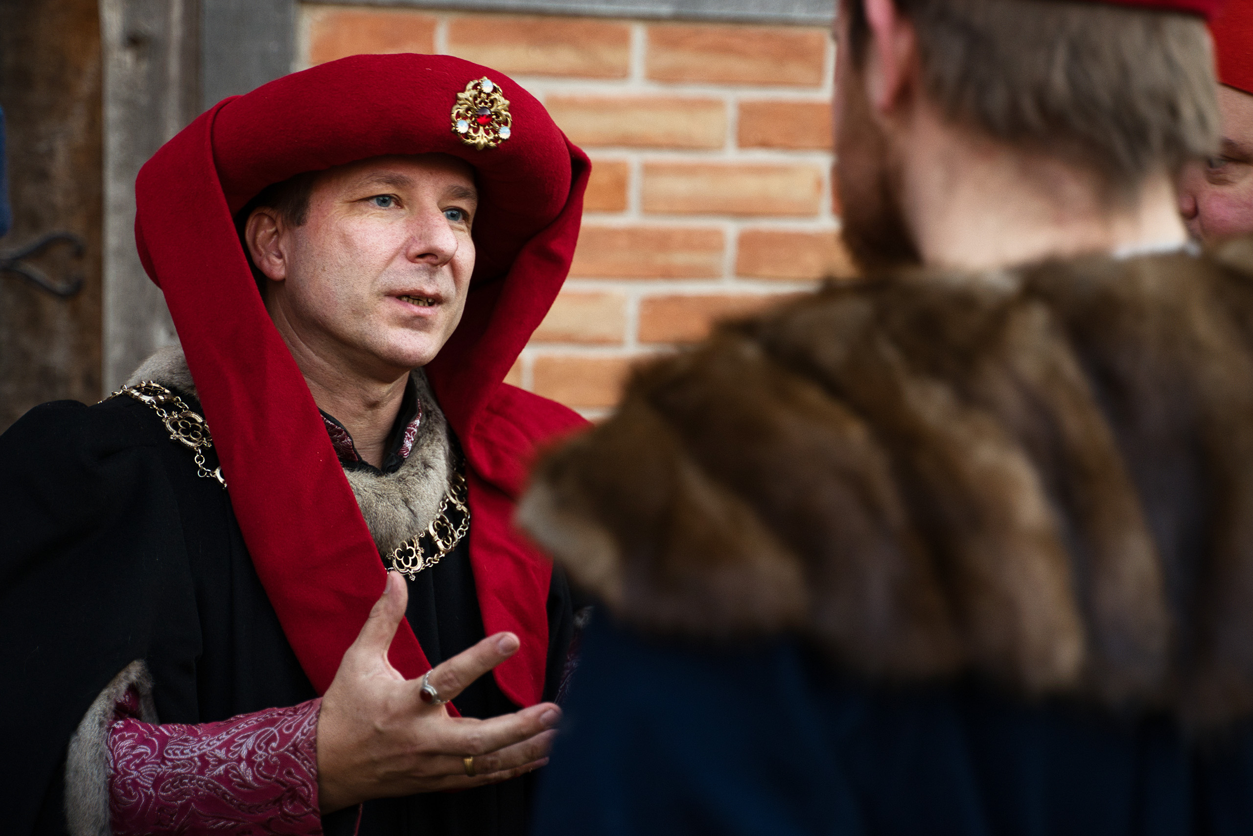 Severin Warendorp im prächtigen Männergewand des 15. Jahrhunderts