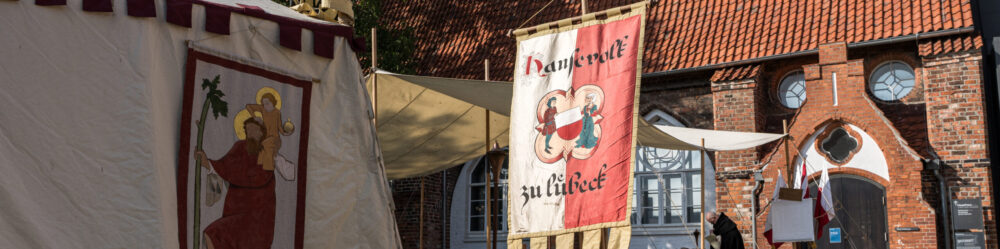 Das Banner des Hansevolks auf einer Veranstaltung