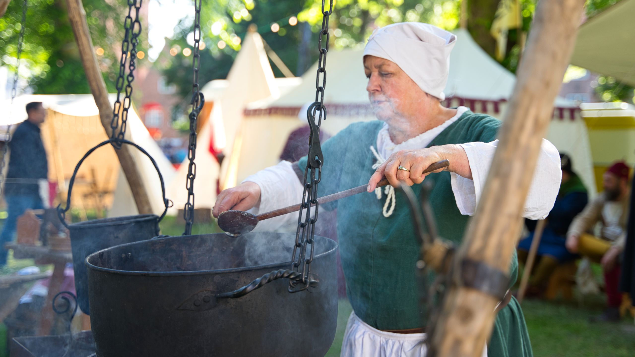 mittelalterliches Kochen auf offenem Feuer