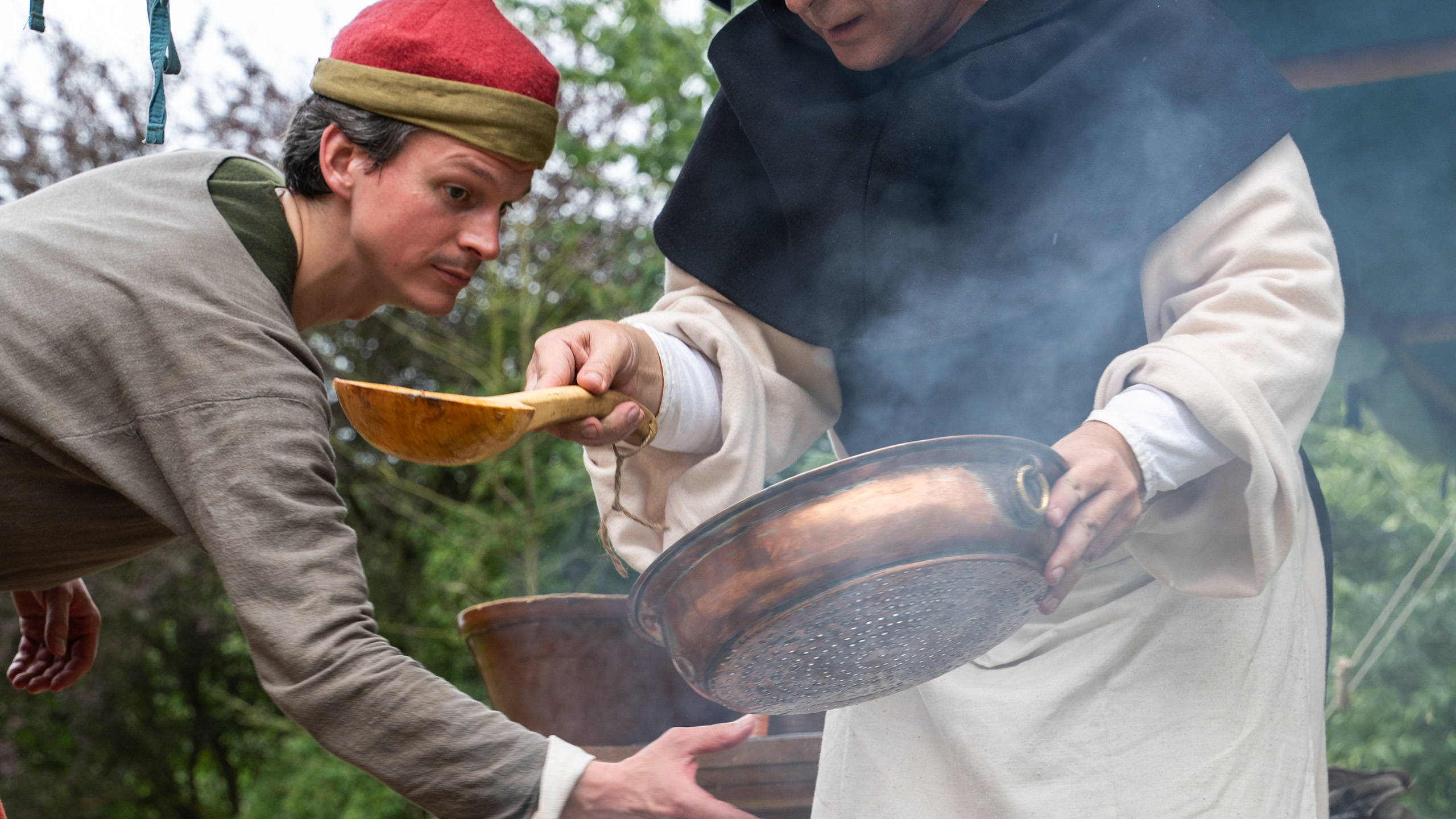 mittelalterliches Kochen über offenem Feuer