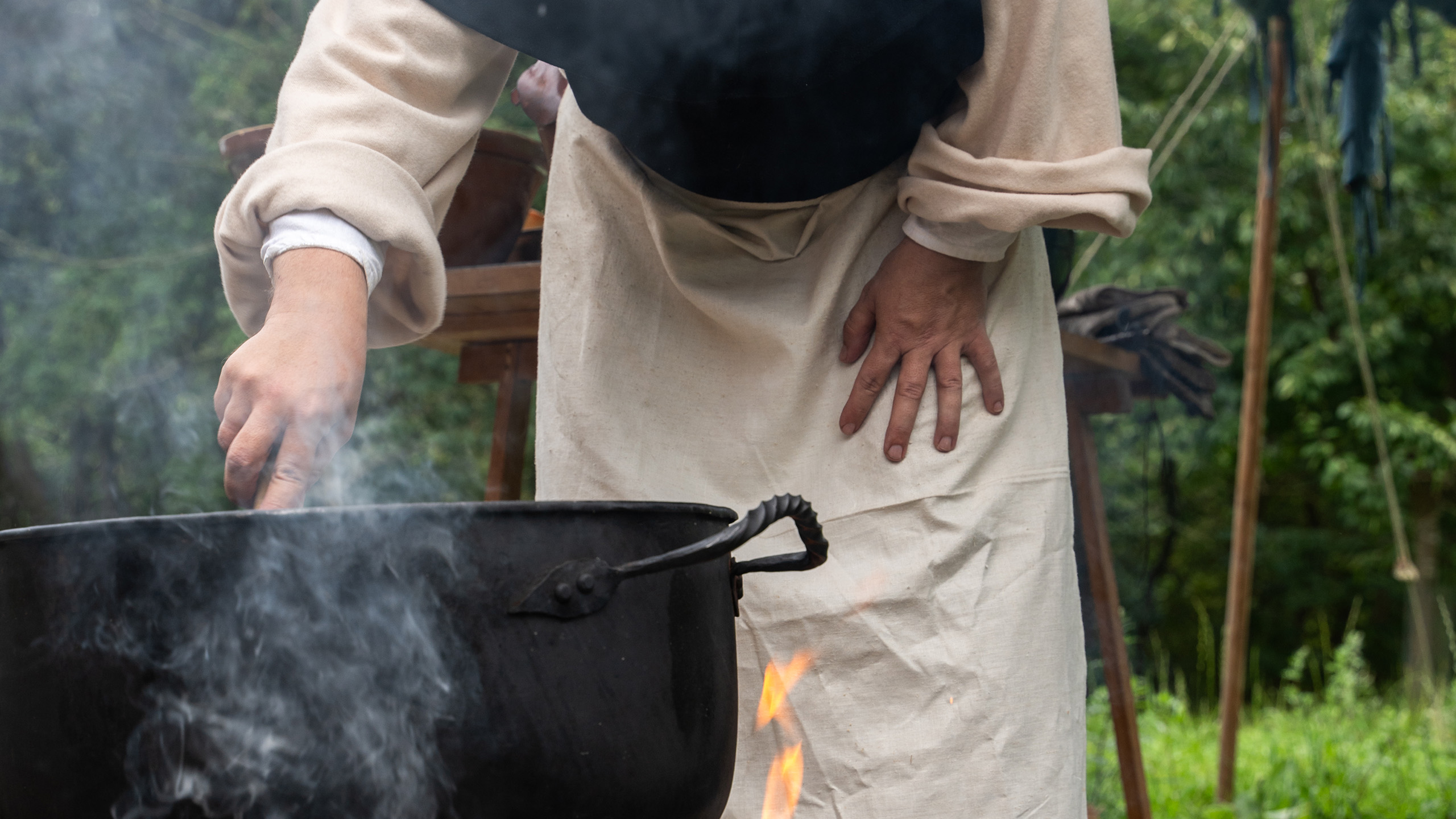 mittelalterliches Kochen über offenem Feuer