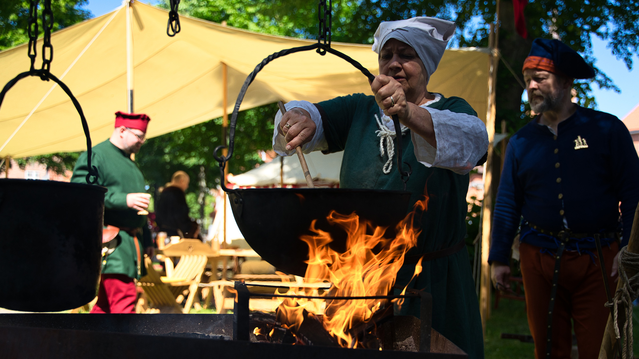 mittelalterliches Kochen über offenem Feuer