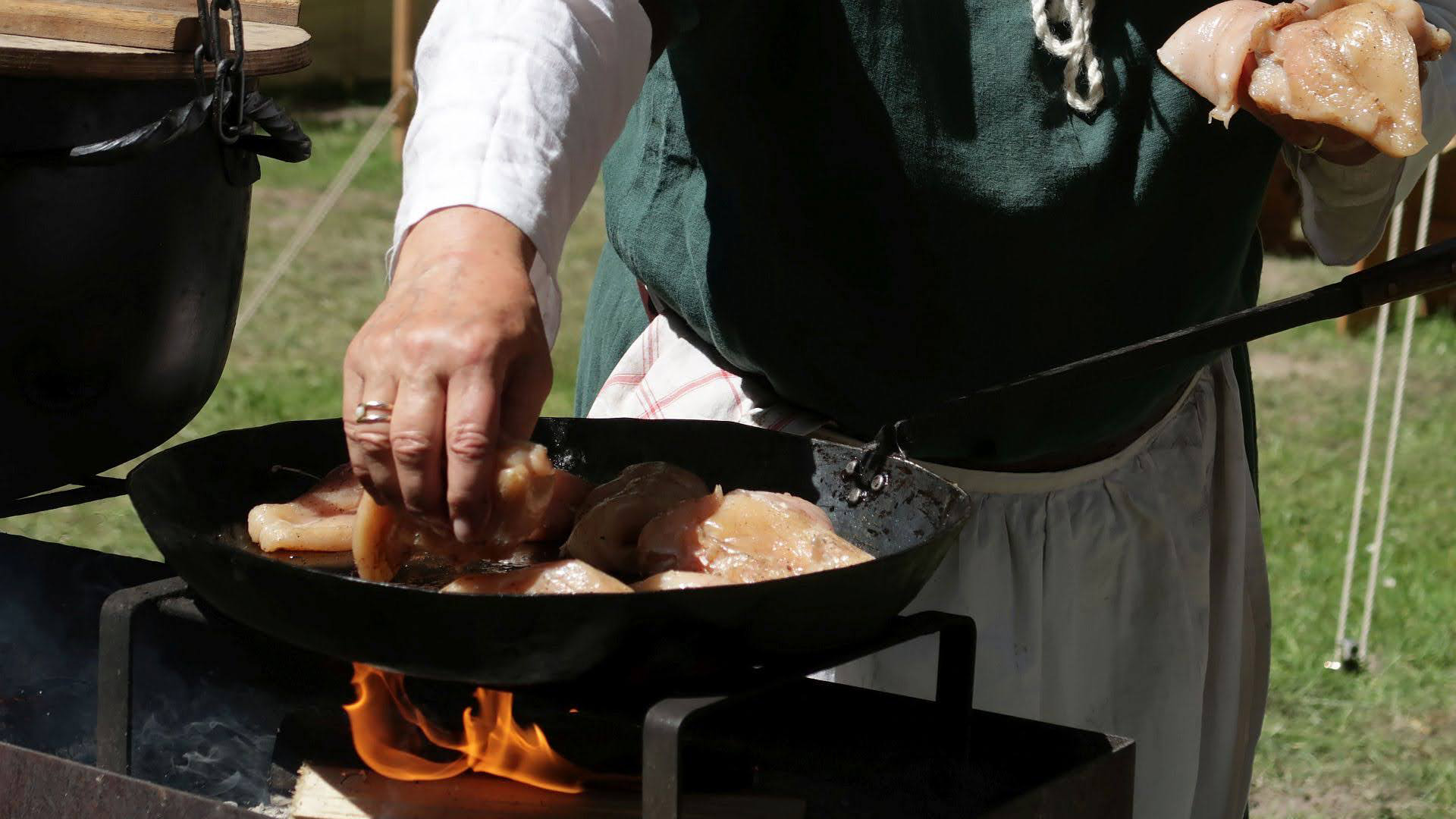 mittelalterliches Kochen über offenem Feuer