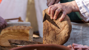 Brot wird geschnitten