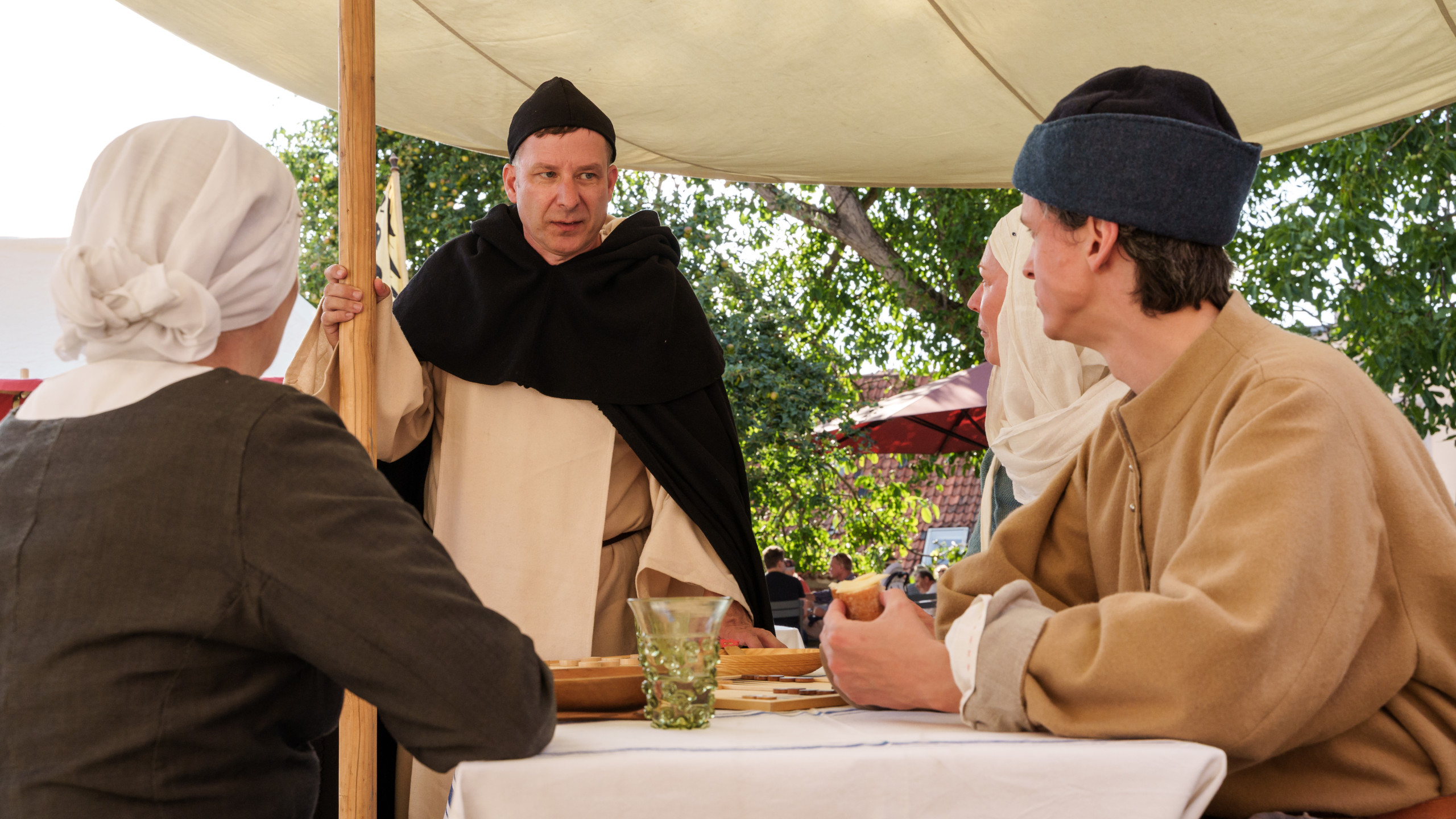 Ein Mönch schaut Menschen vorwurfsvoll an