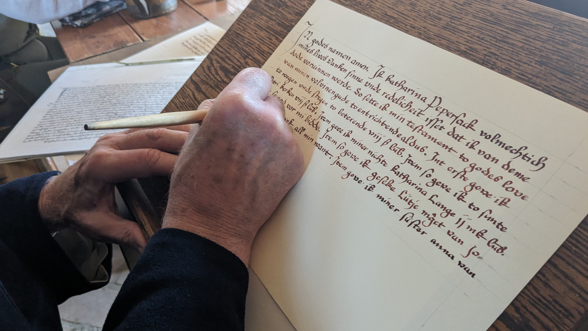 Nahaufnahme: Ein Schreiber erstellt ein Testament in mittelalterlicher Schrift