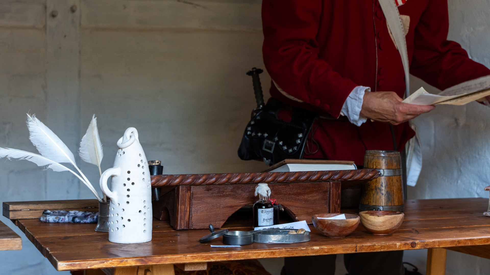 Blick auf ein Schreibput in einer Schreibstube