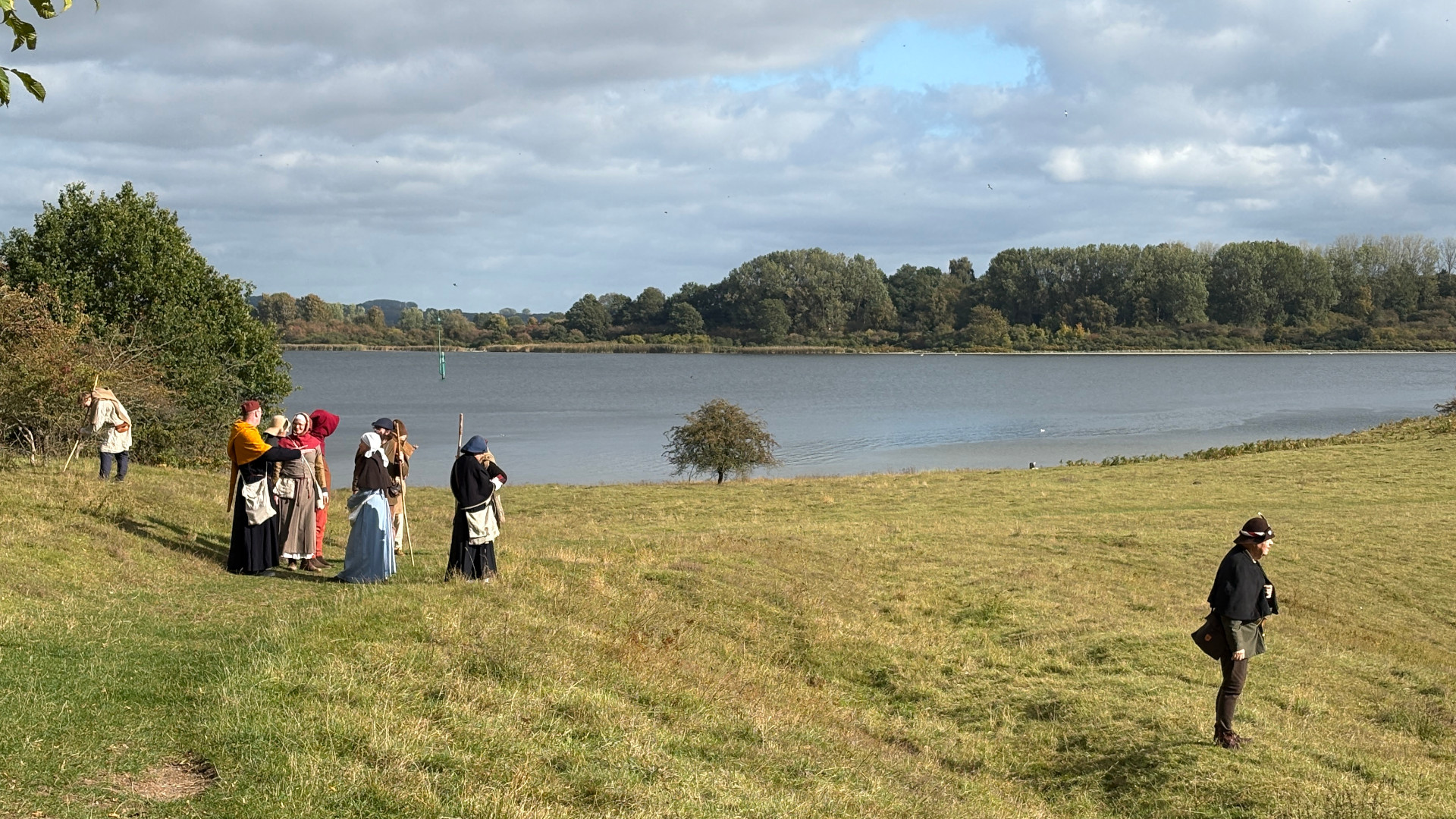 Das hansevolk wandert durch eine malerische Landschaft
