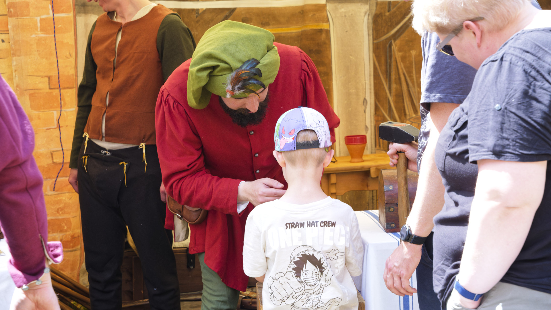 Kind beim Münzen prägen