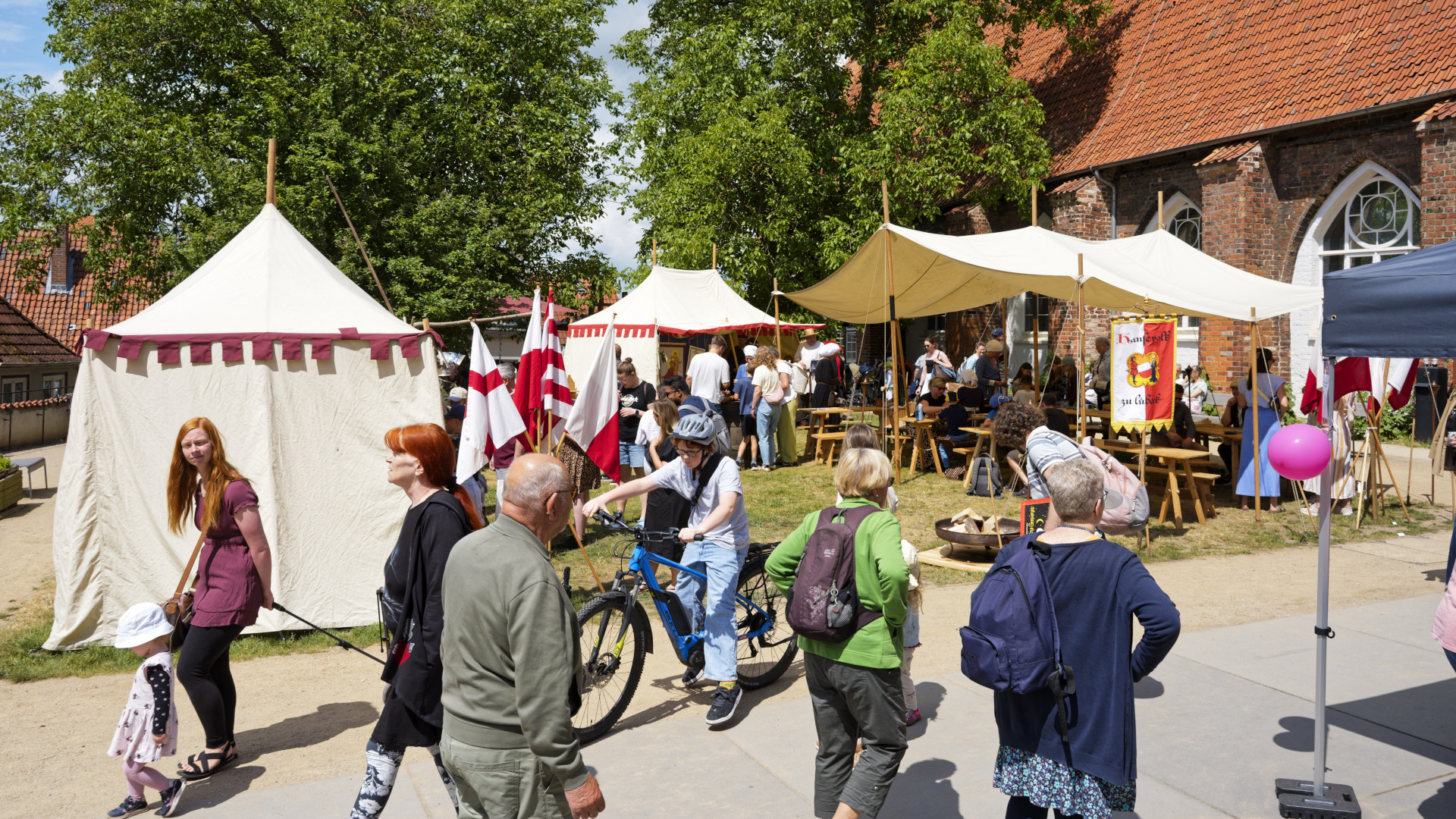 Blick auf das Lager des Hansevolks beim Hansekulturfestival