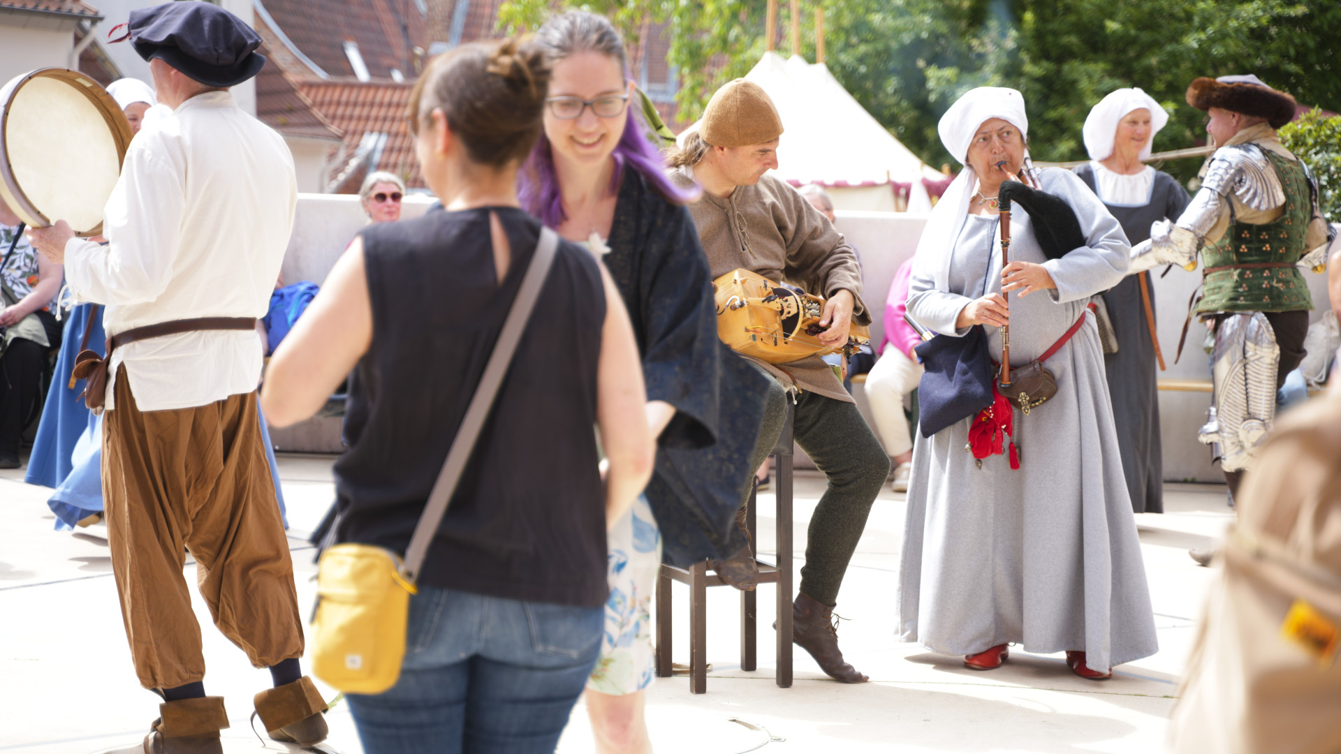 mittelalterliche Musiker auf dem Hansekulturfestival und tanzen mit dem Hansevolk