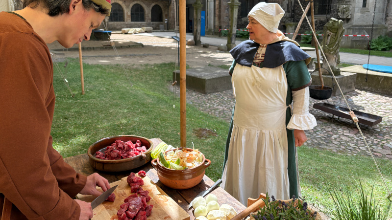 Hansevolk beim mittelalterlichen Kochen