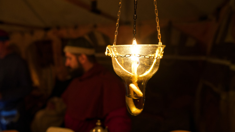 Öllampe am Abend am Zelt des Hansevolk auf der Museumsnacht