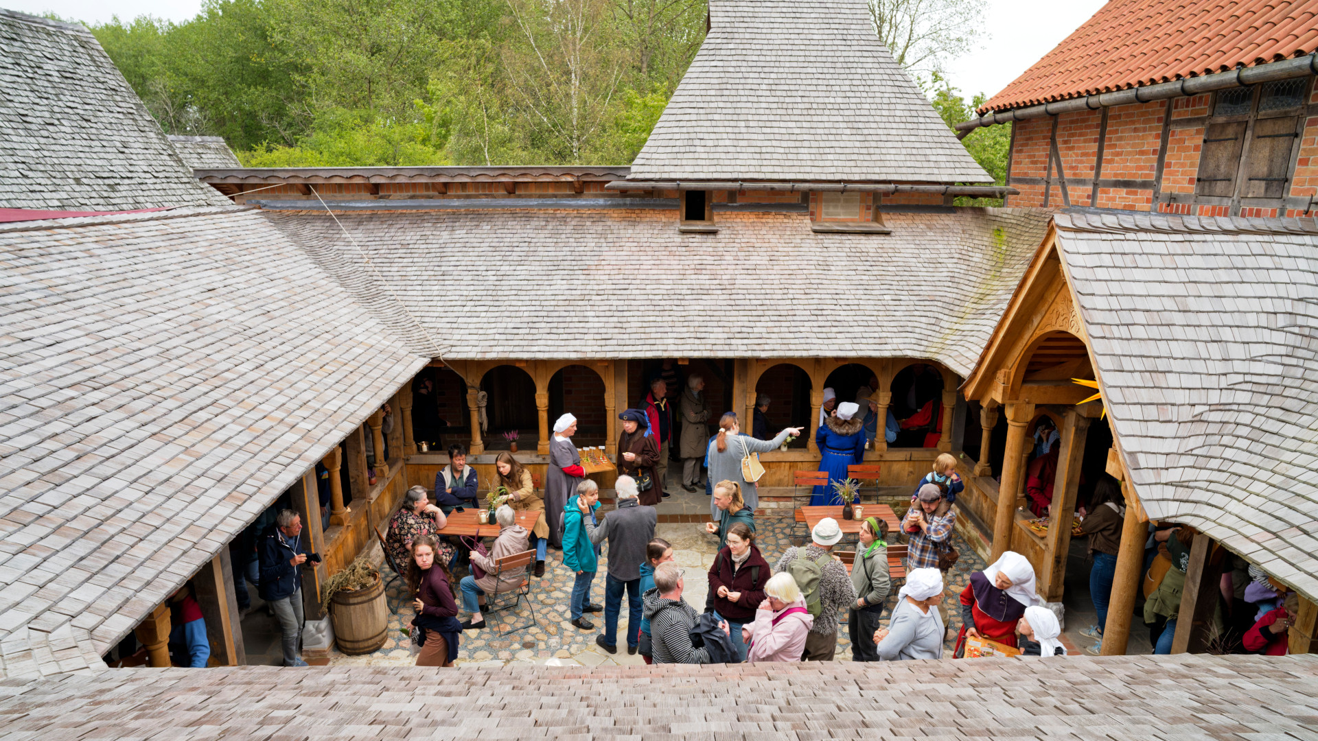 Blick aus den oberen Stockwerken auf die Klostereröffnung Roter Hahn